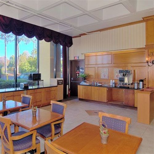 Knights Inn Six Flags Lodge West Restaurant billede